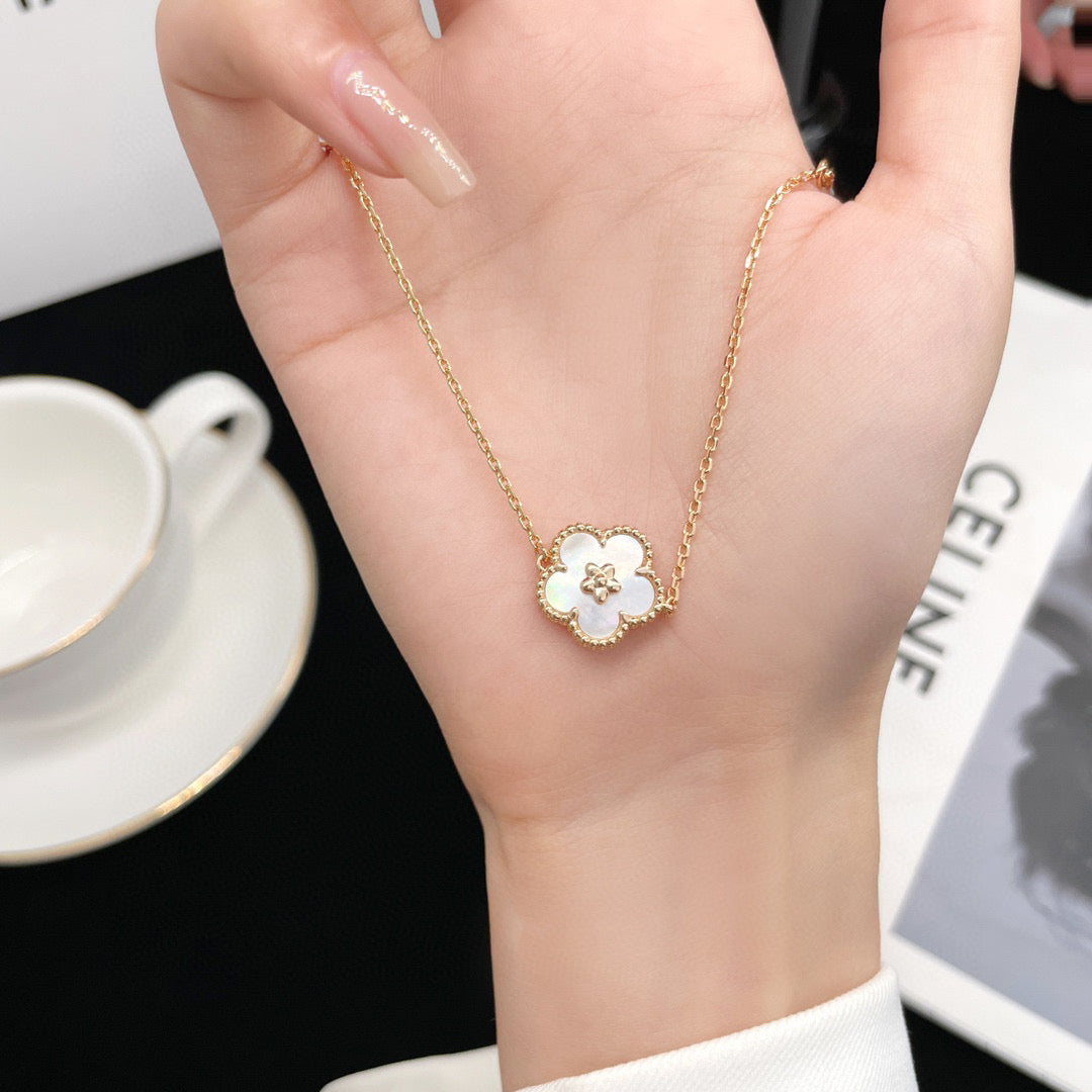 [✨ROSE💎]LUCKY  WHITE MOP  PLUM BLOSSOM NECKLACE