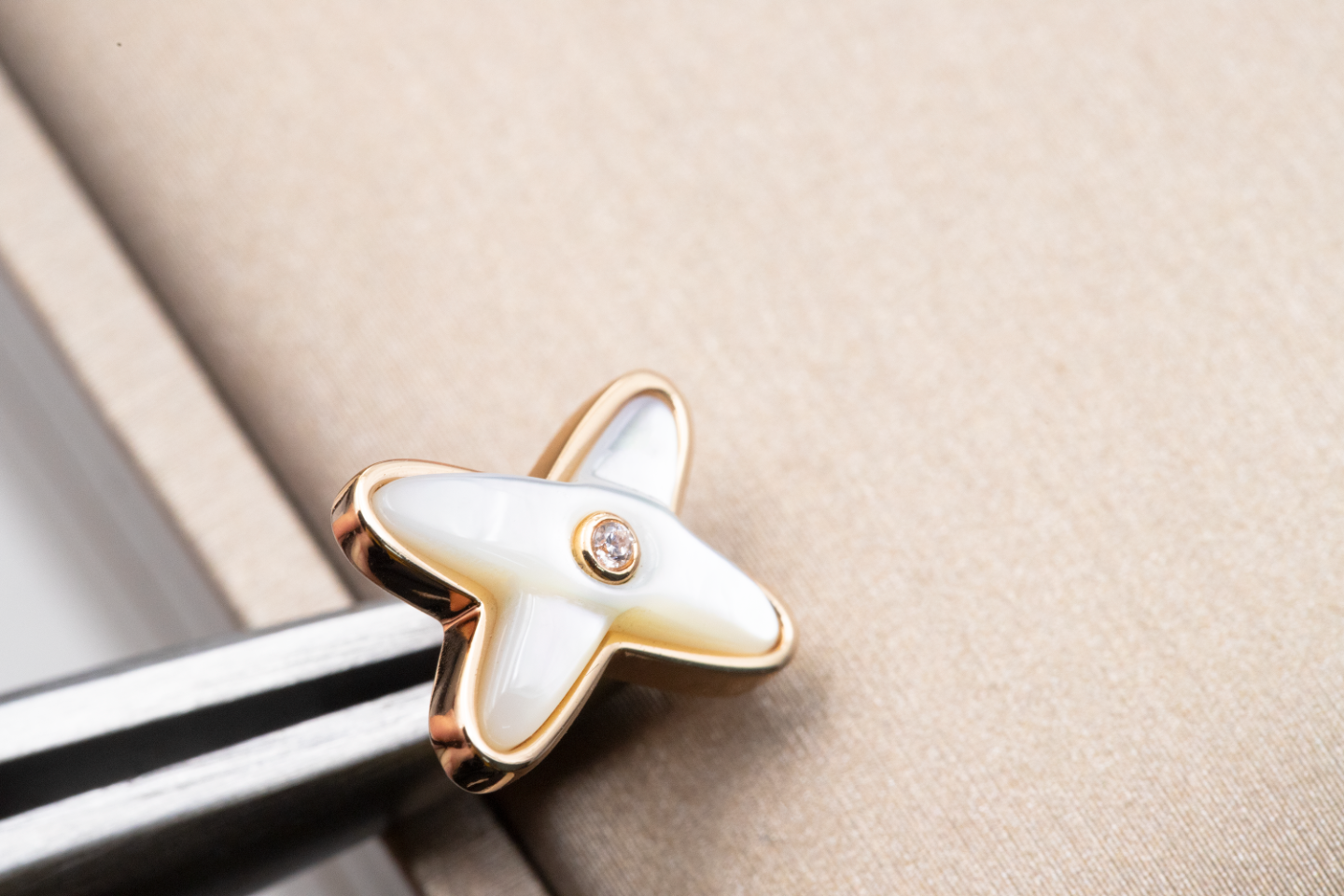 [✨ROSE💎]JEUX DE WHITE MOP PINK GOLD DIAMOND EARRINGS